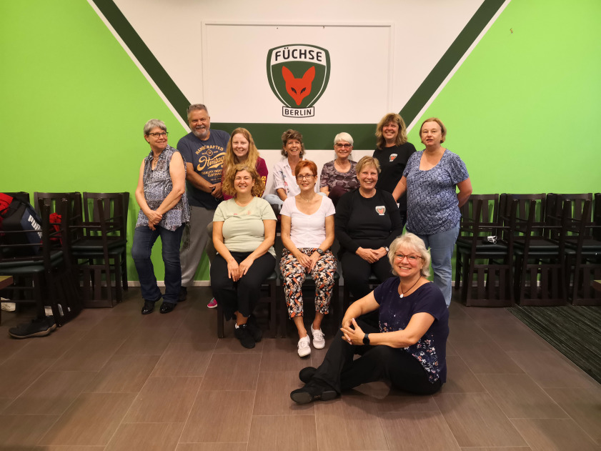 Die Line Dance Gruppe vor dem Füchselogo.